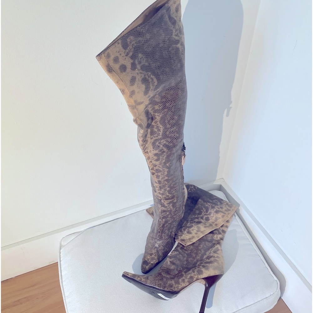 Boots above the knees, length from the floor upwards 64 cms.